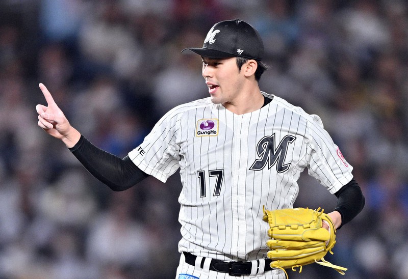 佐々木朗希 ロッテ・佐々木朗希が強風の中、五回ノーノー 最速で50奪三振 [写真