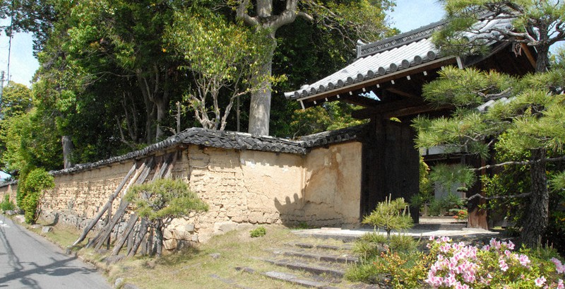奈良・唐招提寺、西方院の修復費募る CFで 土塀の瓦ふき替え ／奈良
