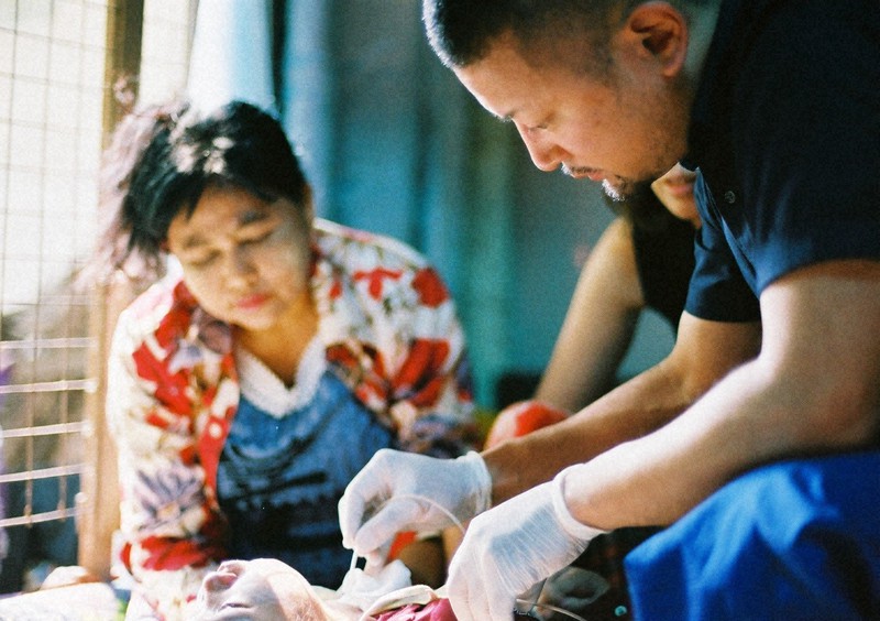 「患者さんを笑顔にし、現地の医師に自国の人を守る自信を持ってもらうことが最大の喜び」だと語る医師の大村和弘さん（右）＝KOBY PICTURES提供
