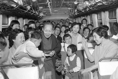 「母の日」に総勢71人でピクニックへ向かう家族＝大阪府内で1956（昭和31）年5月13日、野本久夫撮影