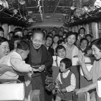 「母の日」に総勢７１人でピクニックへ向かう家族＝大阪府内で１９５６年（昭和３１年）