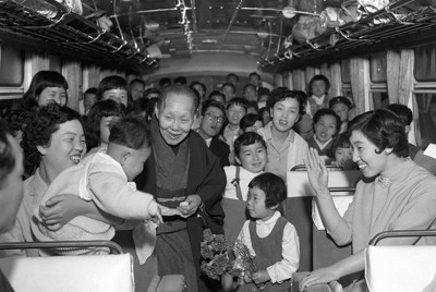 「母の日」に総勢７１人でピクニックへ向かう家族＝大阪府内で１９５６年（昭和３１年）