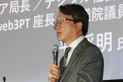 人工知能（AI）に関する展示会で講演し、首相官邸の対応について苦言を呈した自民党の平将明衆院議員＝東京都江東区で2023年5月11日午前10時52分、原田啓之撮影