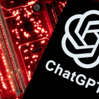 スマートフォンに表示された「チャットGPT」のロゴ＝ロイター