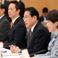 AI戦略会議の初会合で発言する岸田文雄首相（右から2人目）＝首相官邸で2023年5月11日午前10時6分、竹内幹撮影