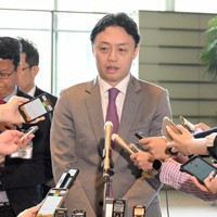 AI戦略会議終了後、記者団の質問に答える座長の松尾豊・東京大大学院教授＝首相官邸で2023年5月11日午前10時15分、竹内幹撮影