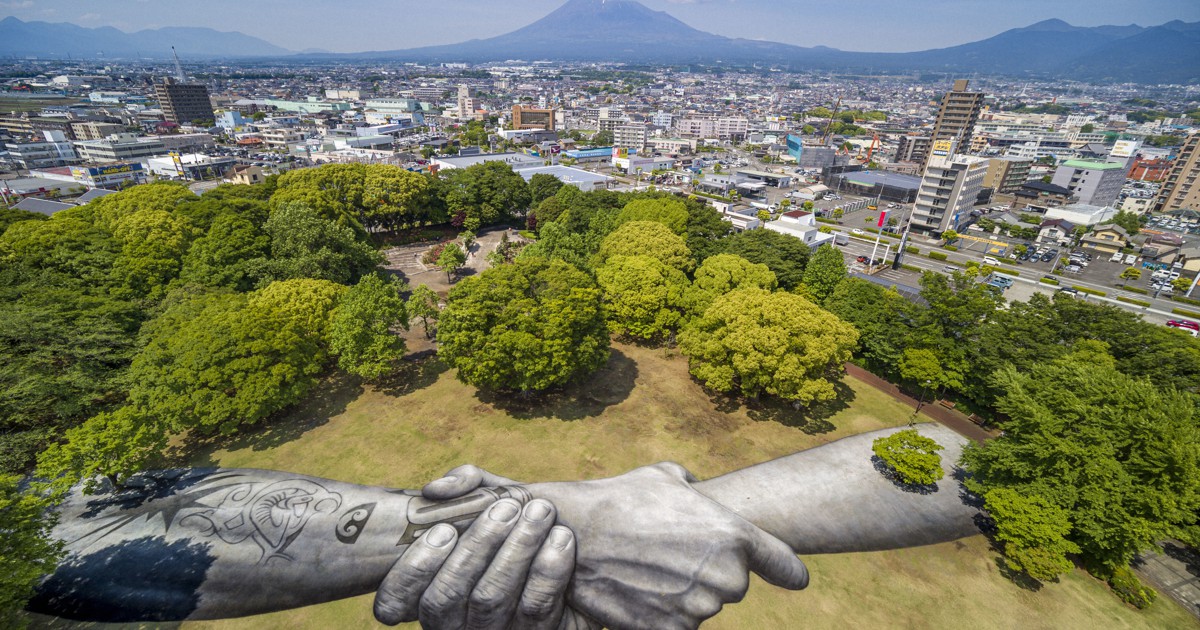 G7サミットへ、公園いっぱいの握手 仏芸術家が静岡に地上絵 | 毎日新聞