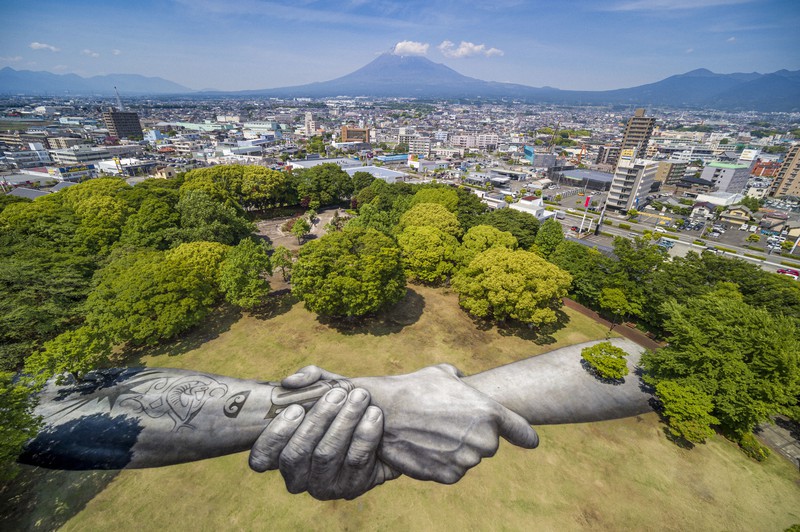 G7サミットへ、公園いっぱいの握手 仏芸術家が静岡に地上絵 | 毎日新聞