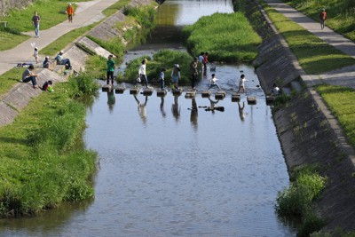 岡崎の中心地を流れる伊賀川では散策を楽しむ人たちの姿が見られた＝愛知県岡崎市で