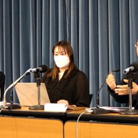 記者会見を開き、クリエーターの権利保護を訴える日本芸能従事者協会の森崎めぐみ代表理事（中央）ら＝東京都千代田区で2023年5月8日午後3時37分、李英浩撮影