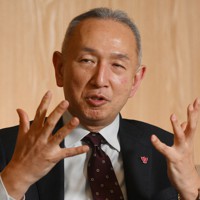 インタビューに答える上智大の曄道佳明学長＝東京都千代田区で2023年5月10日、内藤絵美撮影