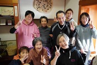 「でいさぁびす　はっぴい」を開設した認知症当事者の山中しのぶさん（前列右）＝山中さん提供