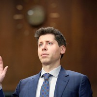 米上院司法委員会での証言前に宣誓するAI開発企業「オープンAI」のサム・アルトマン最高経営責任者（CEO）＝2023年5月16日、ロイター