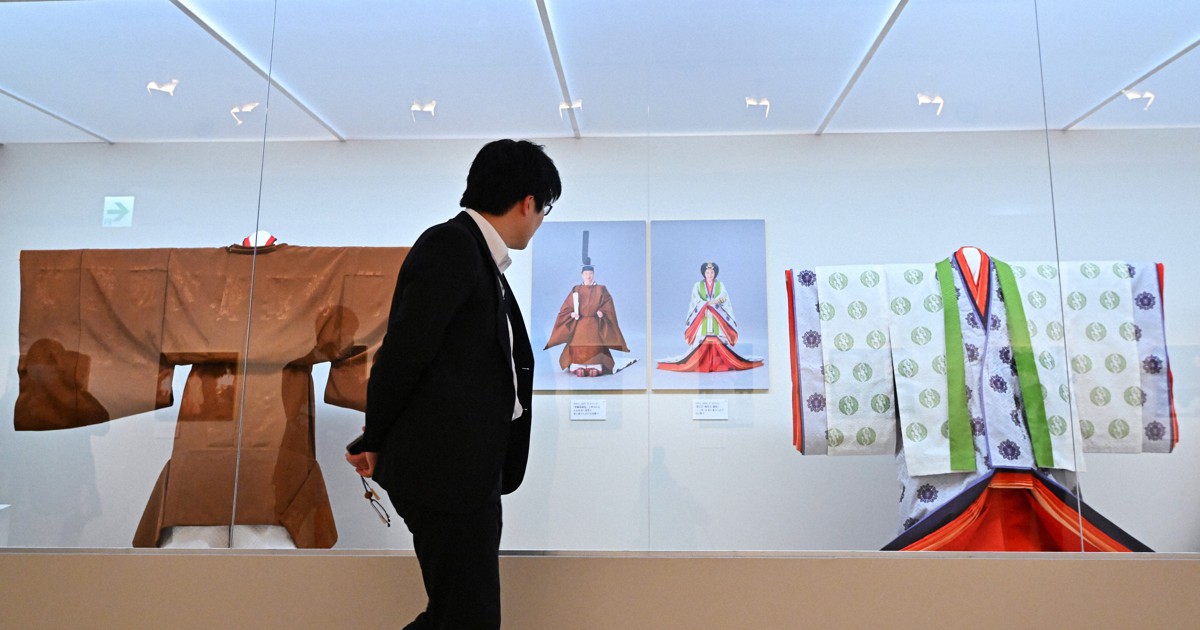 天皇皇后両陛下の特別展が開幕 愛用のカメラなどゆかりの品100点