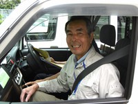 高齢社のカバーする仕事は幅広い。写真は大手家電メーカーが訪問修理で使う車の運転補助、いわゆる「ヨコ乗り」業務だ