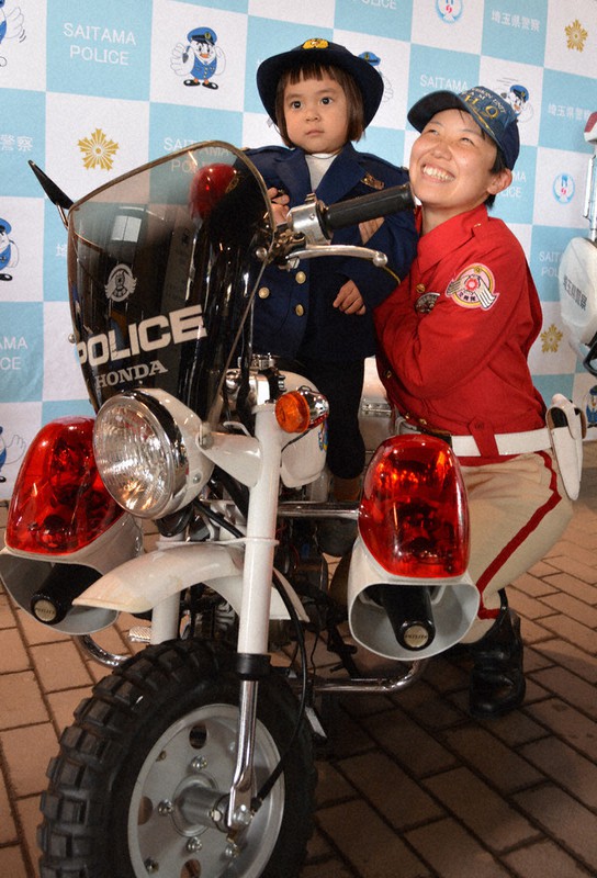 気分は白バイ隊員 警察車両に長蛇の列、覆面パトカーなど9台展示