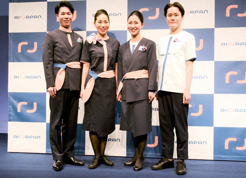 客室乗務員　制服(Mｇ ブラックパンプス 低ヒール) 空の上でもスニーカー 客室乗務員制服で広がり 疲労軽減