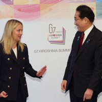 首脳会談を前にイタリアのメローニ首相（左）と話す岸田文雄首相＝広島市中区で2023年5月18日午後4時16分（代表撮影）