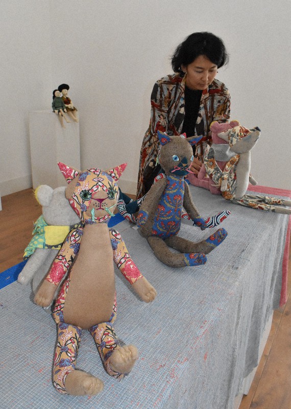 色彩鮮やか光る個性 人形作家・波津さん個展 28日まで 伊賀 ／三重