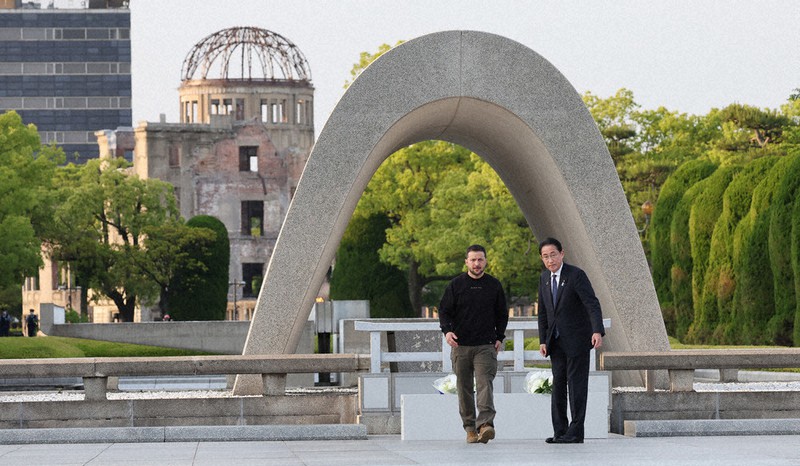 G7広島サミット ゼレンスキー氏、原爆慰霊碑訪問 平和、同じ空に誓って