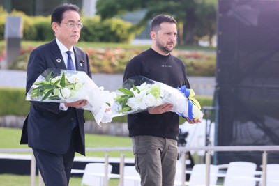 原爆慰霊碑に献花するウクライナのゼレンスキー大統領（右）と岸田文雄首相＝広島市中区で2023年5月21日（外務省提供）