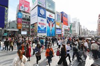 大勢の観光客、買い物客らが行き交う大阪・道頓堀の戎橋＝大阪市中央区で2023年5月8日午後4時8分、長谷川直亮撮影