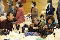 避難所暮らしも約半月が過ぎ、食事をする高齢者の表情には疲れがにじむ＝岩手県山田町で2011年3月25日午後4時31分、金澤稔撮影