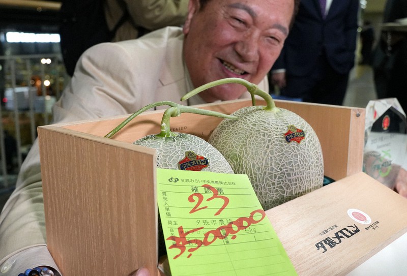 夕張メロン」初競り 2玉350万円で落札 過去2番目の高値 | 毎日新聞