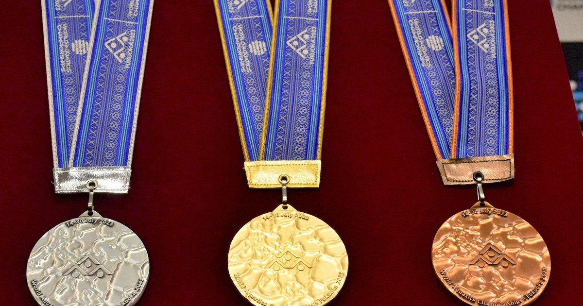 世界水泳のメダル、表彰ボランティアの衣装がお披露目 | 毎日新聞