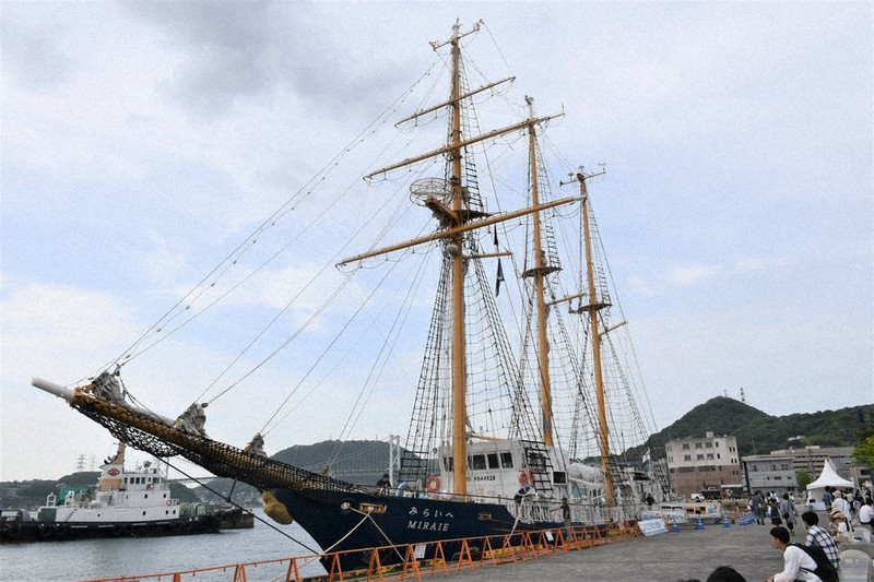 帆船「みらいへ」門司港にやって来た！！ 子どもたちが体験航海 下関