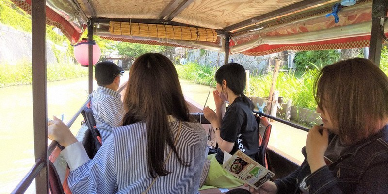 訪ねてみました：八幡堀＝滋賀県近江八幡市 和舟でゆっくり、風を感じ