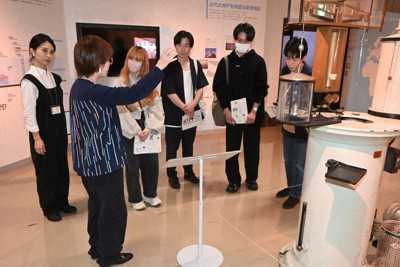 水分検査機についての説明を聞く学生放送局員