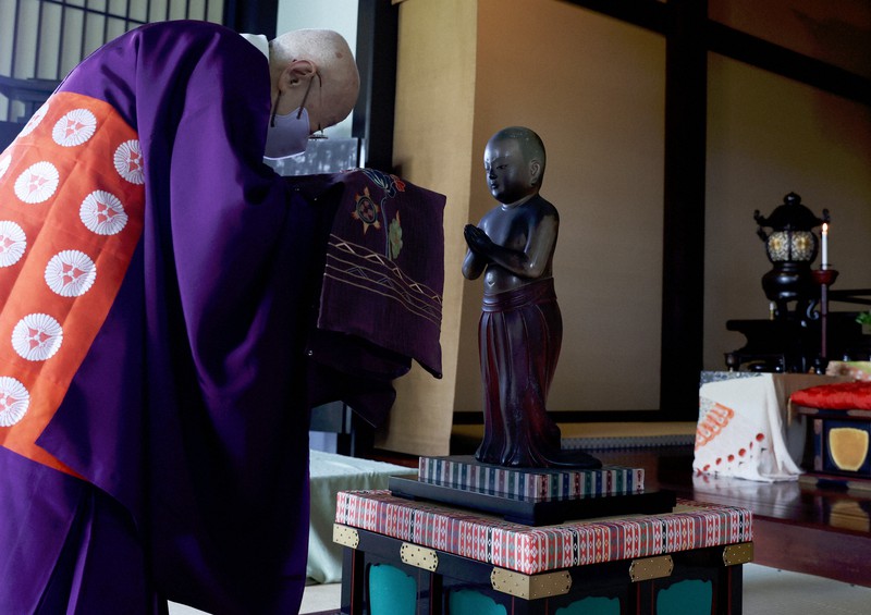 聖徳太子二歳像が衣替え 奈良・中宮寺 [写真特集1/13] | 毎日新聞