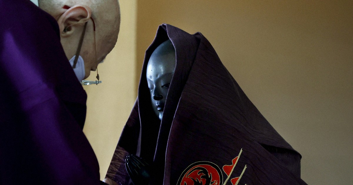 聖徳太子二歳像が衣替え 奈良・中宮寺 [写真特集3/13] | 毎日新聞