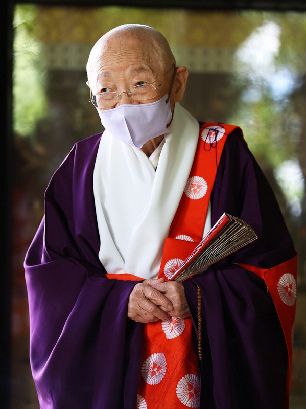 聖徳太子二歳像が衣替え 奈良・中宮寺 [写真特集3/13] | 毎日新聞