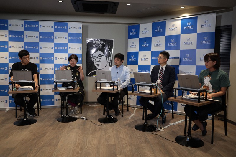 結婚について語り合う（左から）武田砂鉄さん、山崎ナオコーラさん、阪井裕一郎・大妻女子大准教授、澤田大樹記者、坂根真理記者＝東京都港区の毎日新聞麻布赤坂販売所で2023年5月11日、玉城光祐撮影