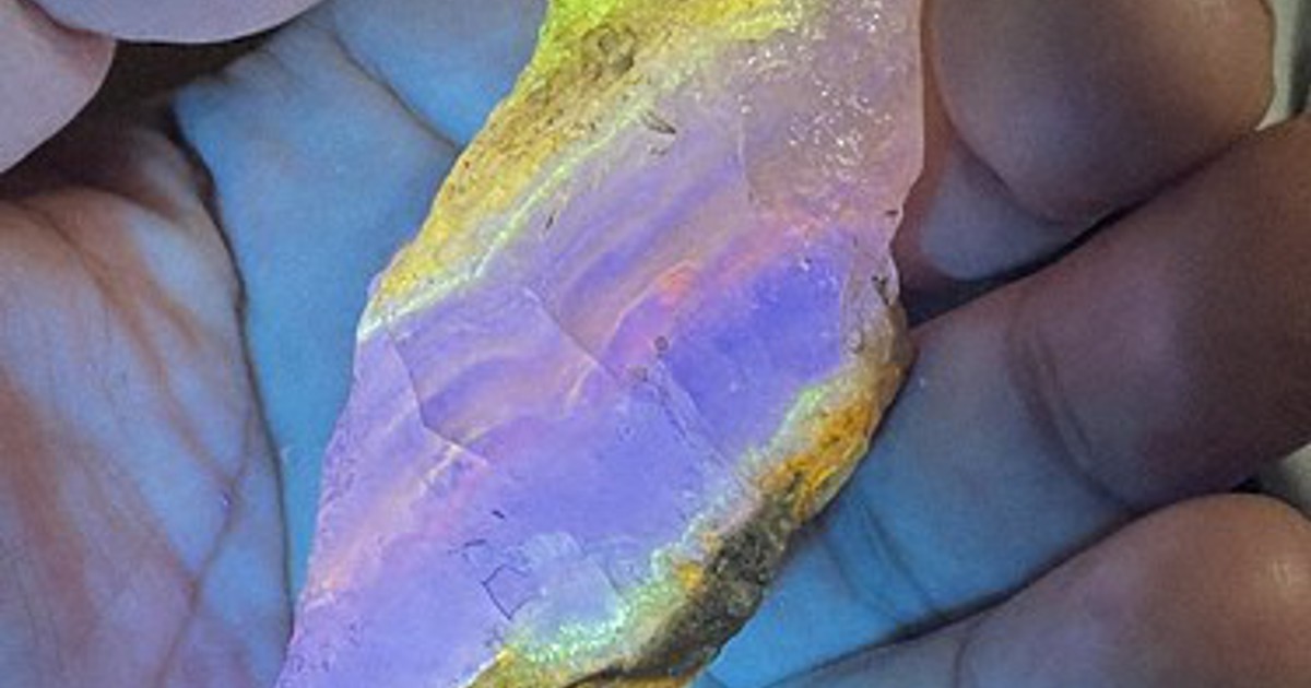 岩肌が黄、黄緑、紫色に…新種「北海道石」はどのように発見されたのか