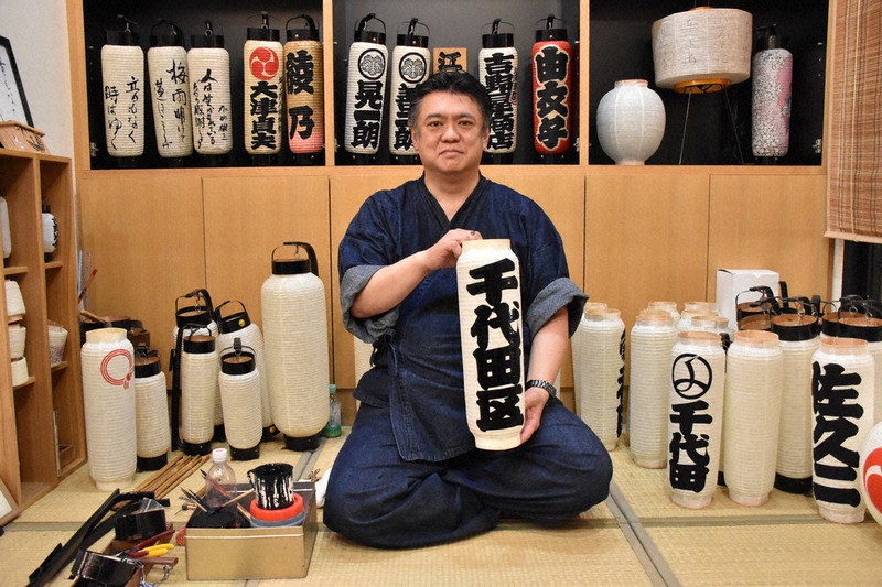 粋と情緒「江戸手描提灯」 区無形文化財、「文字入れ」技術後世へ