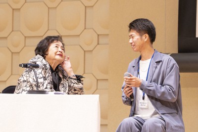 学生からの質問に答えるサーロー節子さん