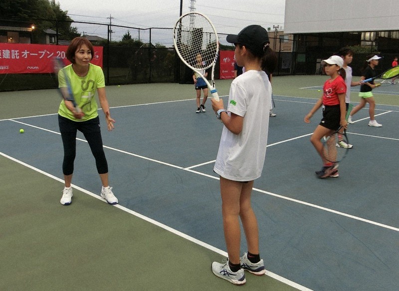 女子小学生テニス 柏で国際女子テニス大会 世界への道、ここから 小中学生20人が参加 元プロとの「対話」で気づき /千葉 | 毎日新聞