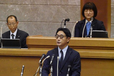 就任後初の定例県議会本会議で「『県民主役』『県民目線』『現場主義』の県政運営を進めることが使命」などと所信を述べる後藤田正純・徳島県知事（中央）＝徳島市万代町1の県議会で2023年6月16日午前10時13分、植松晃一撮影