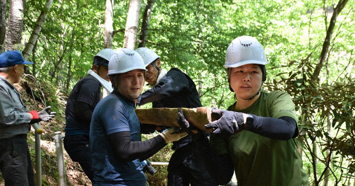 御巣鷹の尾根」登山道、警察官有志らが整備 日航機事故38年 | 毎日新聞