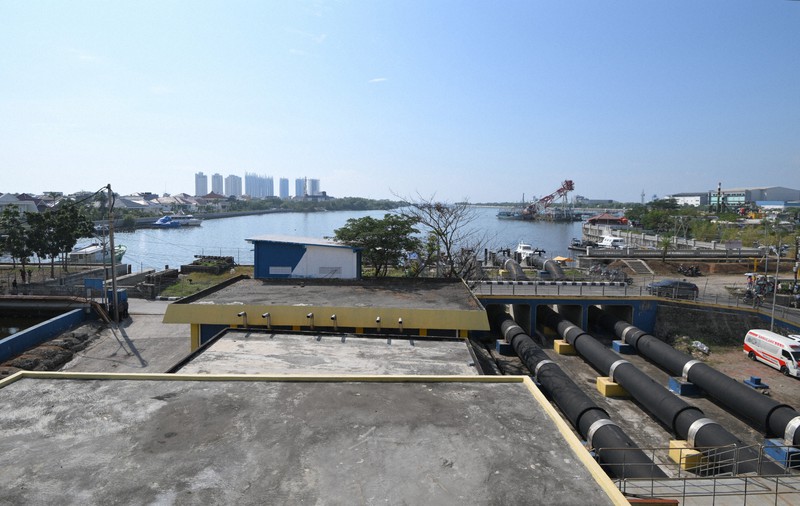 天皇陛下がプルイット排水機場を視察 [写真特集1/9] | 毎日新聞