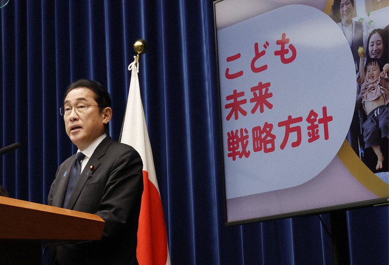 記者会見で「こども未来戦略方針」を説明する岸田文雄首相＝首相官邸で2023年6月13日午後6時半（代表撮影）