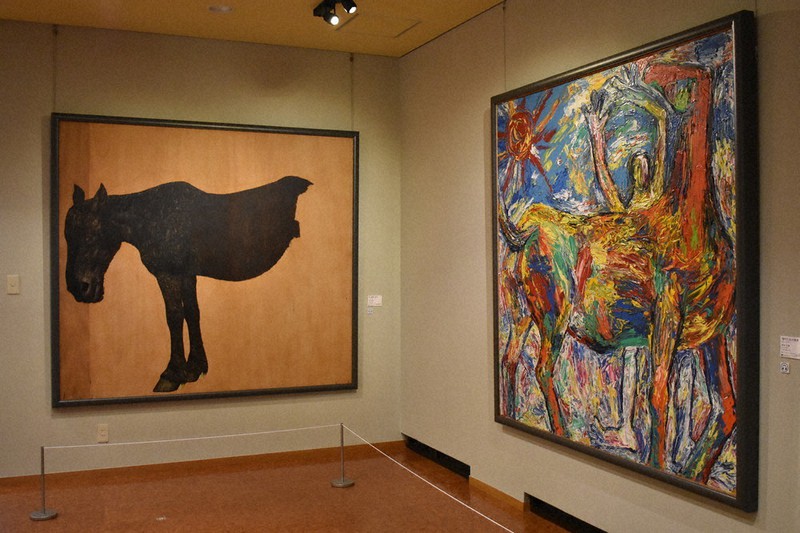 走り出せ「未完の馬」 麦稈ロールにパネル 雄大な景色と融合 鹿追