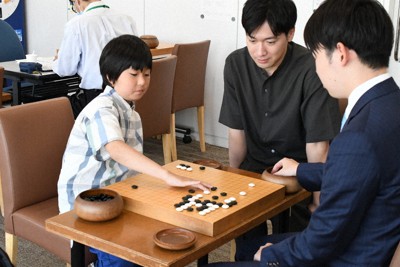 対戦した渡辺由宇三段（右）、師匠の星川拓海五段（中央）とともに対局を振り返る藤田怜央初段＝大阪市の関西棋院で2023年5月24日午後2時5分、最上聡撮影