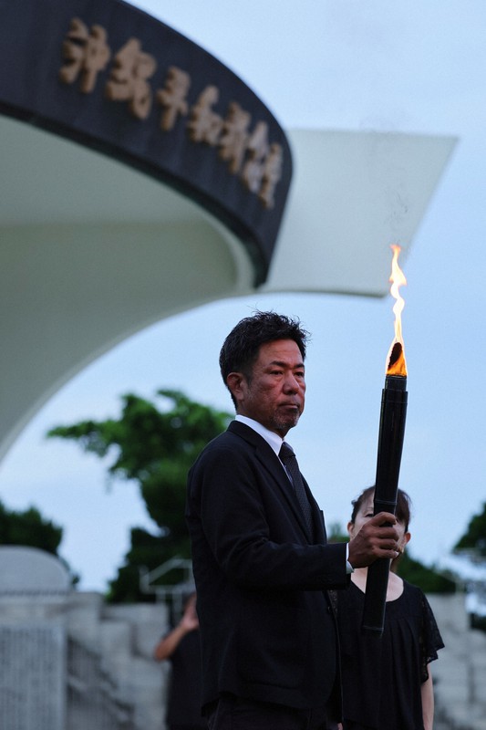 沖縄慰霊の日」を前に、犠牲者をしのぶ夜 [写真特集13/18] | 毎日新聞