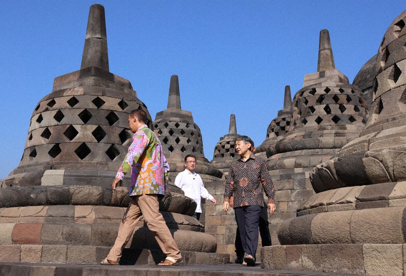 陛下、世界遺産の寺院視察 インドネシア | 毎日新聞