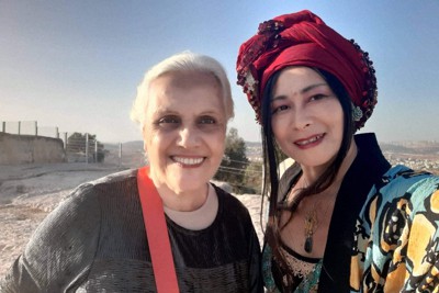 トルコからイスラエルに移住したセファルディ歌手、コハバ・レビィさん（左）と筆者＝エルサレム近郊で2022年10月、岡庭矢宵さん提供