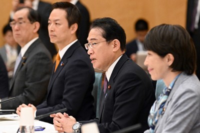 政府の有識者会議「AI戦略会議」の初会合で発言する岸田文雄首相（右から2人目）＝首相官邸で2023年5月11日午前10時6分、竹内幹撮影